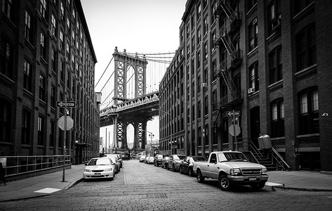 曼哈顿大桥，从布鲁克林的华盛顿街看，黑白相间，美国纽约市