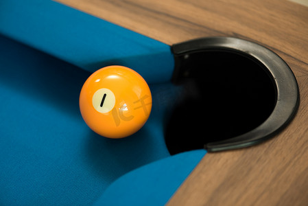 淡蓝色桌子上的台球或台球，专注于 1 号