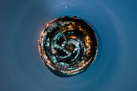 360城市全景摄影照片_空中 360 度鸟瞰小城市概念夜间闪电全景