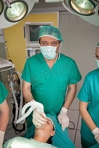 外科医生在病人脸上戴上氧气面罩