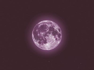 用望远镜看到的粉红色月亮，星空