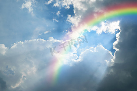 阳光彩虹摄影照片_蓝天白云与彩虹