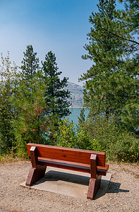 阅读路线摄影照片_远足路线休息区的木凳，可欣赏湖景。