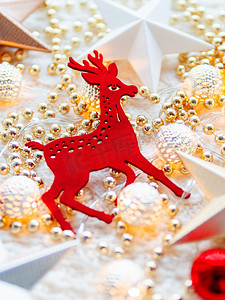 可爱的圣诞鹿摄影照片_白色针织背景上的圣诞和新年星星装饰