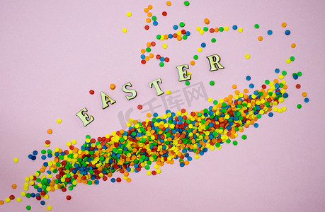 抽象的复活节贺卡与分散的彩色糖果球和字母。