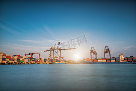 体彩广告摄影照片_在有起重机的贸易港口港口的货船