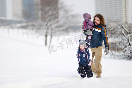 父亲和他的女儿们在冬日玩得开心