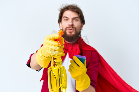 用洗涤剂清洁专业红色雨衣的男人裁剪家务劳动的看法