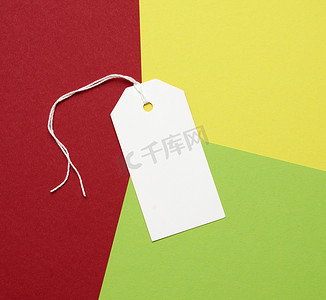 彩色背景上绳子上的白纸矩形标签，f