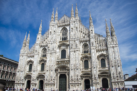 意大利米兰广场上著名的米兰大教堂 Duomo di Milano 的白天景观。