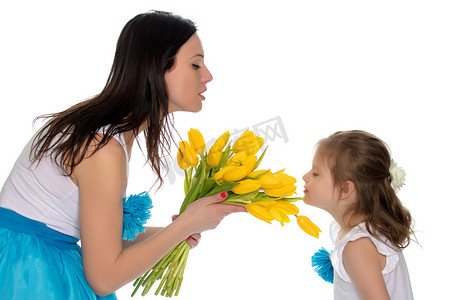 妈妈和女儿享受着花香。