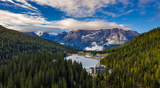 从多洛米蒂山的米苏里纳湖看到的 Tre Cime di Lavaredo 山峰，