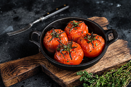 烤樱桃番茄和百里香在锅里。