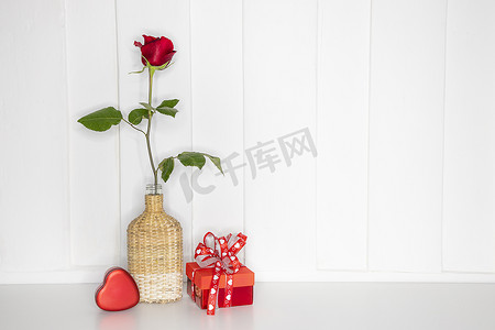 一朵红玫瑰和一个礼物盒