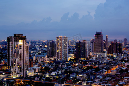 泰国曼谷 — 2020年7月11日：在泰国、摩天大楼和公寓，欣赏曼谷塔的景观，晚上欣赏河流、市中心和暮色下的城市景观。