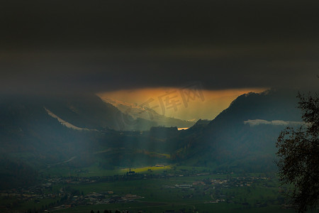 在瑞士阿尔卑斯山的龙疆雾霭之上