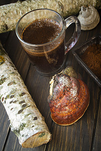 多孔摄影照片_有机 Chaga 和多孔蘑菇和蘑菇咖啡的垂直组合。