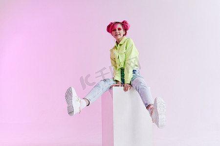 酸性海报设计摄影照片_时尚女性粉红色头发摆出时尚服装酸性风格设计