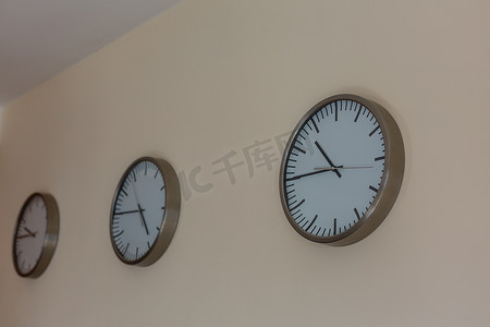 复古办公室装饰摄影照片_复古的房间，墙上装饰着时钟