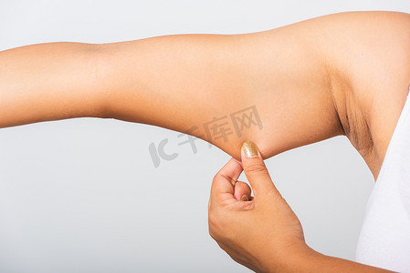 女人拉腋下多余的脂肪，腋下皮肤有问题