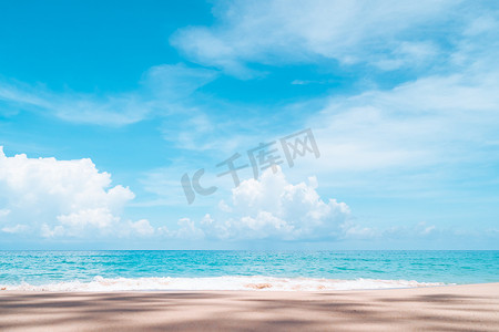 夏季热带自然干净的海滩和白色沙滩，阳光浅蓝色的天空和散景背景。