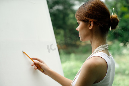 女人在户外画一幅画创意艺术风景