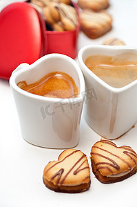 红心金属盒和咖啡上的心形奶油饼干