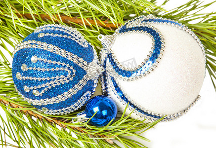 圣诞树和带有白色闪光的蓝色球