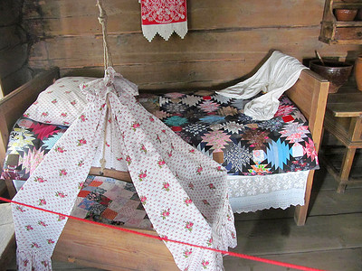 上世纪老房子里的带摇篮的床。