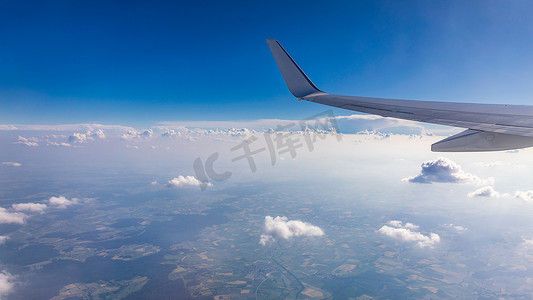 飞机机翼在高处云层上方飞行的视图