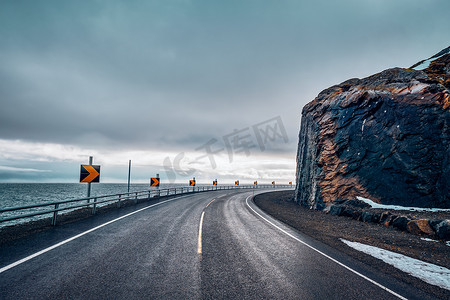 花纹腾云摄影照片_冬天在挪威的道路