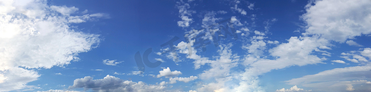 阳光明媚的天空摄影照片_阳光明媚的日子里有云的全景天空。