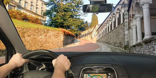 在斜坡上开车去意大利乌迪内城堡