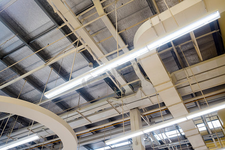 通信施工摄影照片_天花板安装的灯管和空气管道和通信系统