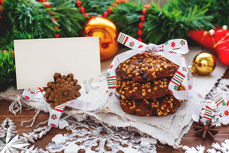 圣诞节和新年背景与装饰品、松果和一堆美味的饼干与节日丝带。