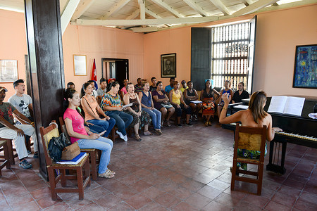 人们在古巴圣地亚哥合唱团唱歌