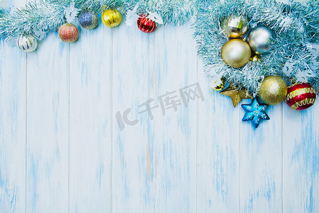 蓝色木头上有复制空间的圣诞和新年配饰