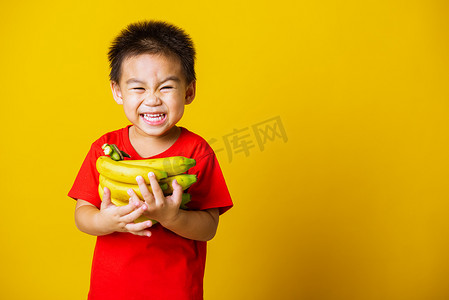 孩子或小孩可爱的小男孩迷人的微笑玩耍拿着香蕉