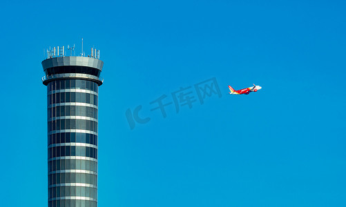 交通控制摄影照片_空中交通管制塔在机场与国际 flig
