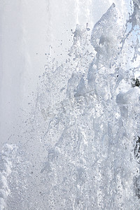 瀑布水流摄影照片_飞溅的喷泉水流动态运动背景。