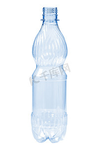 白色背景上新的、干净的、空的塑料瓶蓝色