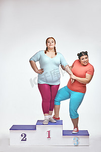 肥胖女性摄影照片_超重女性正在争夺胜利者的基座