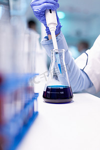 医学科学家使用微量移液器的特写研究。