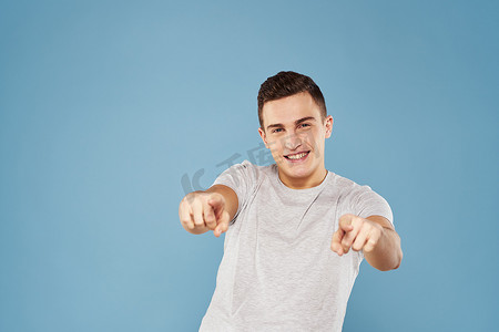 穿着白色 T 恤的快乐男人用手打手势，情绪是蓝色背景