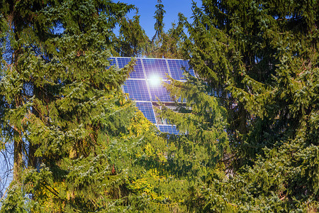 太阳能集热器摄影照片_屋顶上的太阳能集热器