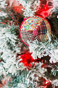 圣诞节和新年背景与前夕树和装饰品。