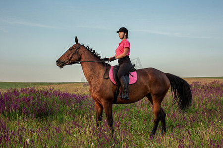 身穿制服的女骑师在户外骑马