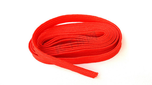 创意绳索摄影照片_红色的织物绳索折叠成一圈。