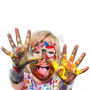 小表情摄影照片_小女孩用彩绘的手大喊。