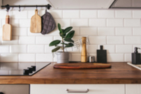 厨房黄铜器具，厨师配件-模糊的厨房背景。
